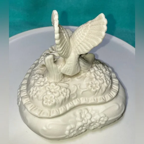 VINTAGE HUMMINGBIRD PORCELAIN BOX - Picture 6 of 16